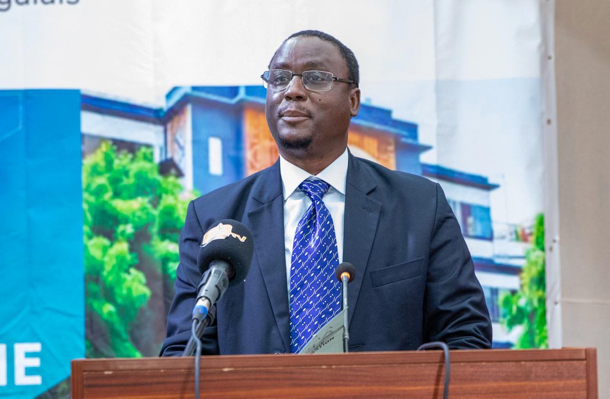 economie_sn's tweet photo. Le secrétaire général du ministère de l'Économie, du Plan et de la Coopération,  Mouhamadou Bamba Diop, a présidé, ce mardi 26 novembre 2024, à l'amphithéâtre de l’UCAD 2, au nom du ministre Dr @RahmaneSARR  , la cérémonie d'ouverture de la 2e édition de la Conférence Euroafricaine de l'@ERMA. C'était en présence du recteur de l'université Cheikh Anta Diop de Dakar, Madame Aminata Niang Diène, et des professeurs Adama Diaw, Gervasio Semedo, coordonnateur de l'association ERMA, et El Hadj Abdoul Aziz Ndiaye,  Président du Réseau des économistes sénégalais.

Le thème de la rencontre, "Souverainetés, ouverture commerciale et développement endogène", pose un défi central et stratégique pour les nations africaines en général et le Sénégal en particulier : celui de concilier l'autonomie dans nos choix économiques et politiques, à en croire le secrétaire général du ministère de l'Économie.

Poursuivant son propos, Mouhamadou Bamba Diop a tenu à rappeler que "la souveraineté ne doit pas être perçue comme une barrière ou un repli sur soi. Mais plutôt comme la capacité de décider librement et stratégiquement pour répondre aux aspirations de nos peuples".

Pour le Sénégal qui vient de lancer sa nouvelle stratégie de développement,  cette souveraineté doit se traduire par une maîtrise des politiques économiques, un contrôle accru de ses ressources naturelles et une accélération de la révolution numérique.
S'agissant de l'ouverture commerciale, le SG du MEPC est d'avis que le Sénégal n'a jamais été et ne doit jamais être une île isolée. "L'ouverture commerciale est une nécessité, mais elle doit être structurée et stratégique", a-t-il ajouté.

Sur sa lancée, l'ancien directeur général de la Planification et des Politiques publiques a soutenu que le développement endogène repose sur quatre piliers fondamentaux. À savoir : le développement du capital humain pour la capture du dividende démographique, le soutien massif au secteur privé national, le renforcement de la bonne gouvernance et la mise en place d'un système financier adapté à l'économie marquée encore par prépondérance de l'informel.
#ConférenceEuroafricaine
#MEPC
#MinistèreÉconomieSénégal
#ERMA2024
#souverainetééconomique