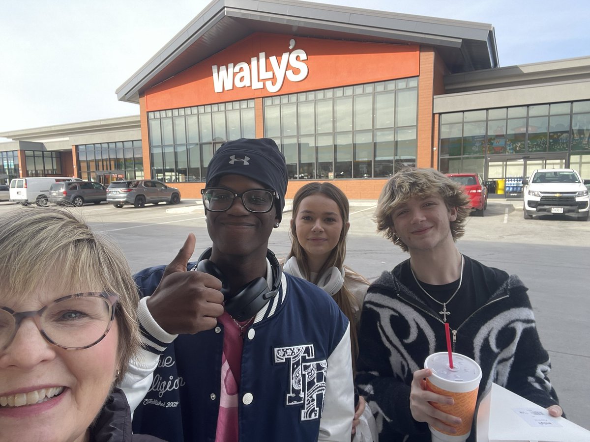 libertyfcclawsd's tweet image. What a wonderful Culinary Summit we attended today at South Technical High School. We learned how to decorate a cake and fabricate a hog! We visited Wally’s on our way home! #prostartproud #chefopportunties
#wsdleads