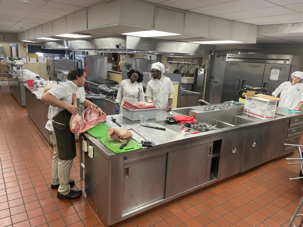 libertyfcclawsd's tweet image. What a wonderful Culinary Summit we attended today at South Technical High School. We learned how to decorate a cake and fabricate a hog! We visited Wally’s on our way home! #prostartproud #chefopportunties
#wsdleads