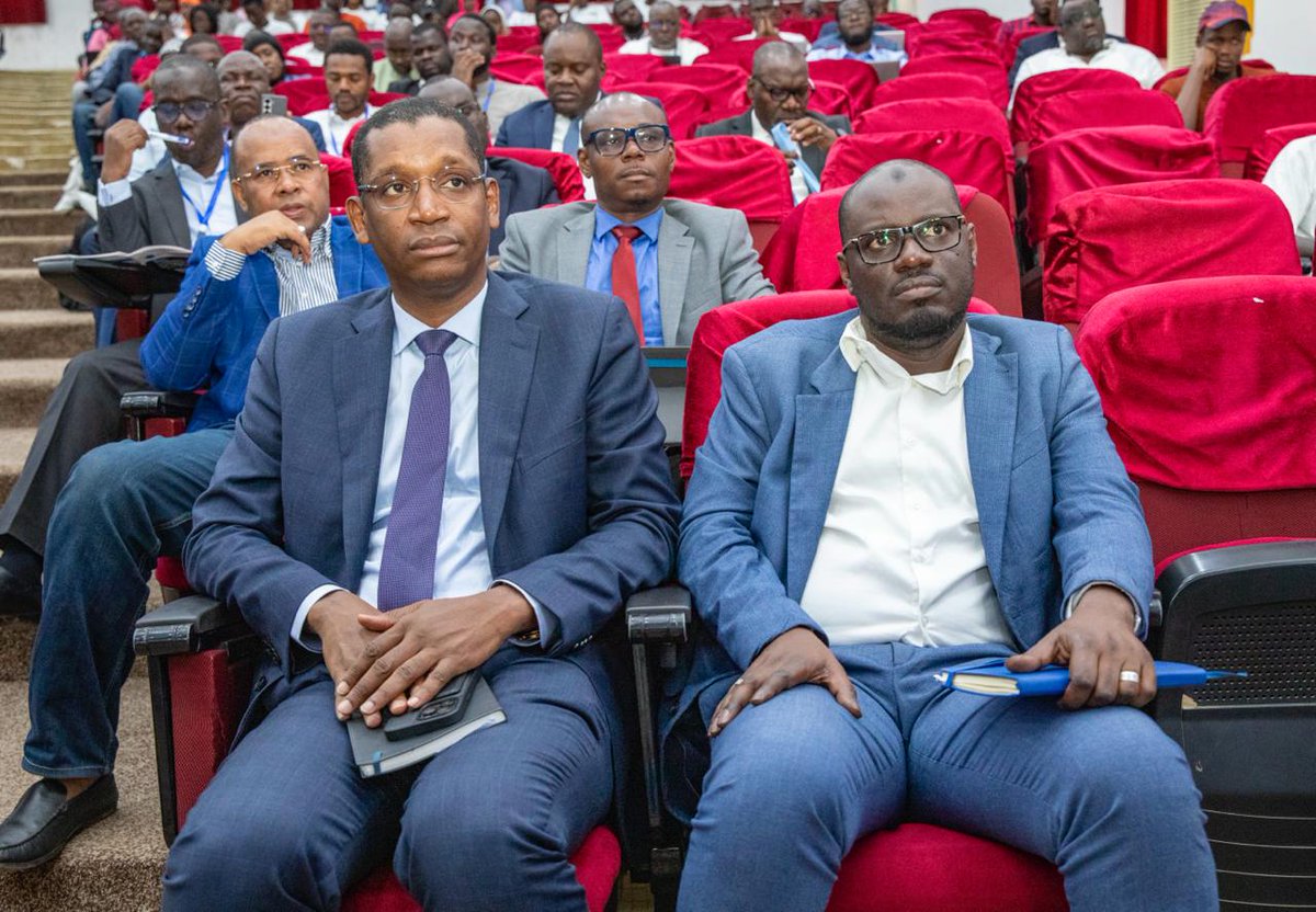 economie_sn's tweet photo. Le secrétaire général du ministère de l'Économie, du Plan et de la Coopération,  Mouhamadou Bamba Diop, a présidé, ce mardi 26 novembre 2024, à l'amphithéâtre de l’UCAD 2, au nom du ministre Dr @RahmaneSARR  , la cérémonie d'ouverture de la 2e édition de la Conférence Euroafricaine de l'@ERMA. C'était en présence du recteur de l'université Cheikh Anta Diop de Dakar, Madame Aminata Niang Diène, et des professeurs Adama Diaw, Gervasio Semedo, coordonnateur de l'association ERMA, et El Hadj Abdoul Aziz Ndiaye,  Président du Réseau des économistes sénégalais.

Le thème de la rencontre, "Souverainetés, ouverture commerciale et développement endogène", pose un défi central et stratégique pour les nations africaines en général et le Sénégal en particulier : celui de concilier l'autonomie dans nos choix économiques et politiques, à en croire le secrétaire général du ministère de l'Économie.

Poursuivant son propos, Mouhamadou Bamba Diop a tenu à rappeler que "la souveraineté ne doit pas être perçue comme une barrière ou un repli sur soi. Mais plutôt comme la capacité de décider librement et stratégiquement pour répondre aux aspirations de nos peuples".

Pour le Sénégal qui vient de lancer sa nouvelle stratégie de développement,  cette souveraineté doit se traduire par une maîtrise des politiques économiques, un contrôle accru de ses ressources naturelles et une accélération de la révolution numérique.
S'agissant de l'ouverture commerciale, le SG du MEPC est d'avis que le Sénégal n'a jamais été et ne doit jamais être une île isolée. "L'ouverture commerciale est une nécessité, mais elle doit être structurée et stratégique", a-t-il ajouté.

Sur sa lancée, l'ancien directeur général de la Planification et des Politiques publiques a soutenu que le développement endogène repose sur quatre piliers fondamentaux. À savoir : le développement du capital humain pour la capture du dividende démographique, le soutien massif au secteur privé national, le renforcement de la bonne gouvernance et la mise en place d'un système financier adapté à l'économie marquée encore par prépondérance de l'informel.
#ConférenceEuroafricaine
#MEPC
#MinistèreÉconomieSénégal
#ERMA2024
#souverainetééconomique