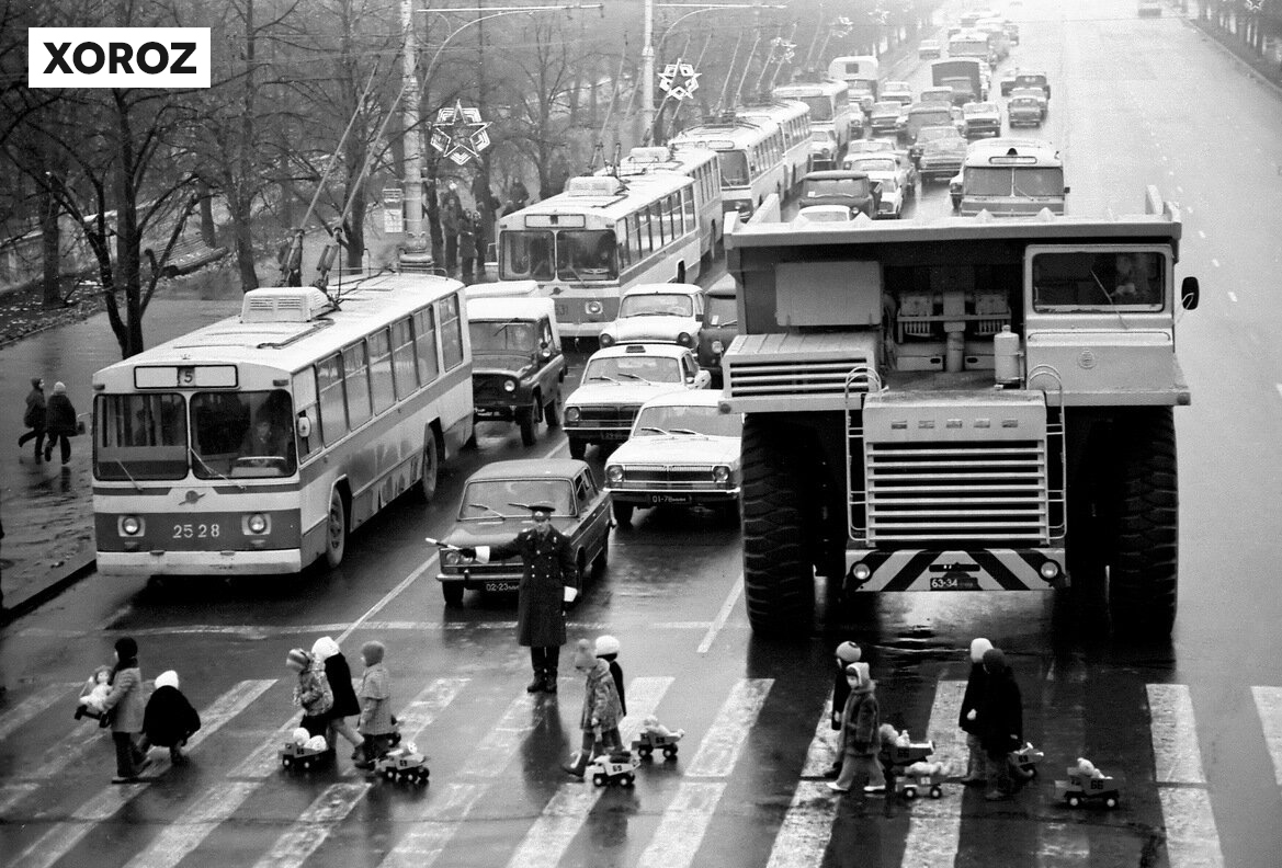 Sovyetler Birliği'nde çocukların yaya geçidinden geçişi sırasında