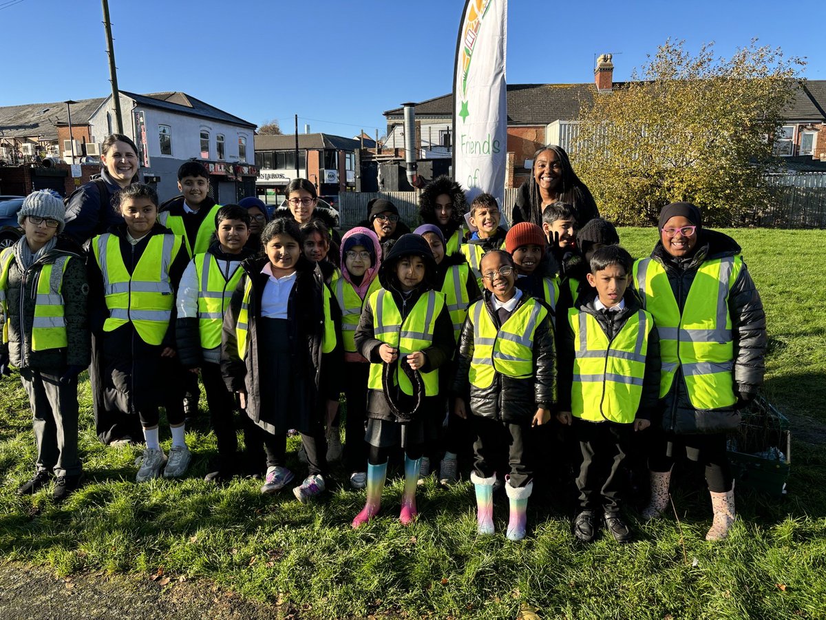 MontyAcademy's tweet photo. The Junior Leadership Team &amp; Eco Squad planted 80 trees this morning! They had a great time and can’t wait to get involved in another community project in a few weeks. @MissThompsonEd @MrsFNisar @RSparkes114 @LiftSchools @BEPvoice @BirminghamEdu @mrsrmurad https://t.co/NpK1T3r7SV