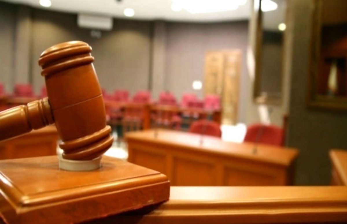 Dudas.
Por qué puerta del palacio saldrá huyendo el gran dictador.?
Cuántos de su banda saldrán en estampida por puertas traseras.?
Qué capacidad máxima, personas y peso, aguanta un banquillo de tribunal.?
'The End' está cerca, a la vuelta de la esquina. 
Justicia y paz!