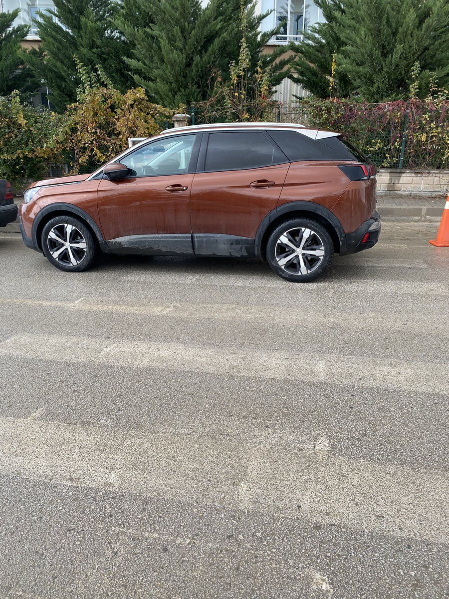 semeraleke's tweet photo. @TrafikEgm biz bu süper zekalı, öğrenci geçişini tehlikeye sokan arkadaşları bereye ihbar edeceğiz? https://t.co/0YnjJDzZhQ