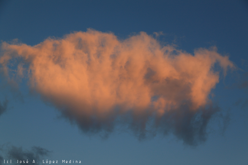 ecazatormentas's tweet photo. Las #nubes actúan a modo de #limpiadoras de la atmósfera gracias a los radicales hidroxilo que portan.
Más información en el blog ➡️https://t.co/ctlxitQWDJ https://t.co/y1oUIBiyrA