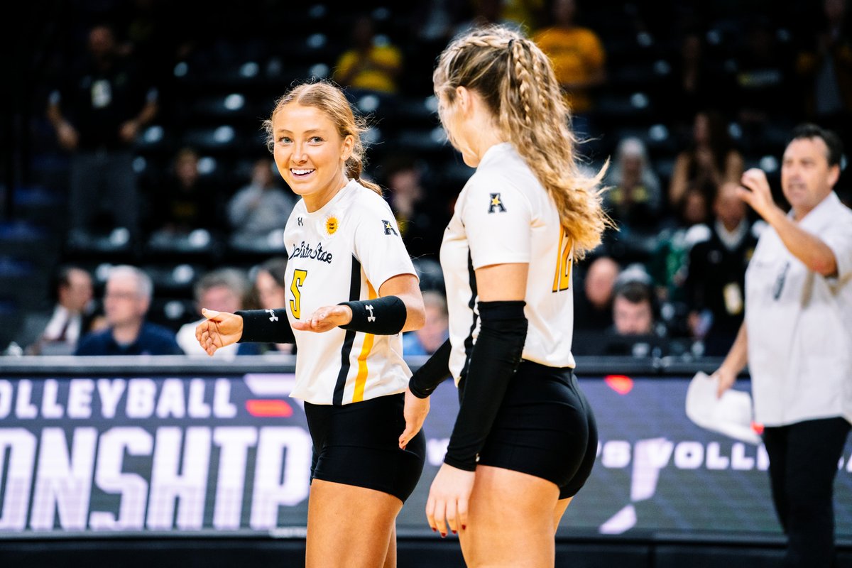 .<a href="/reaganandersonn/">Reagan Anderson</a> and <a href="/grace_hett/">grace</a> balled out 😎