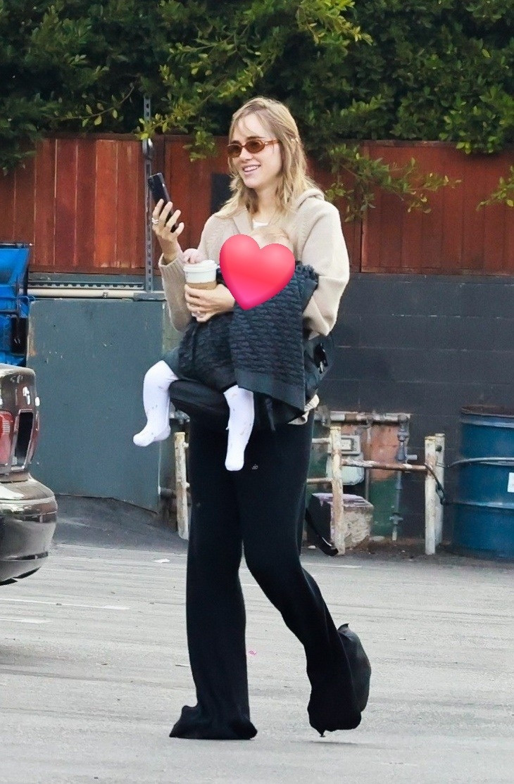 Here I think Suki is on a video call with Pattinson! Daddy needs to see mommy and little girl 😍