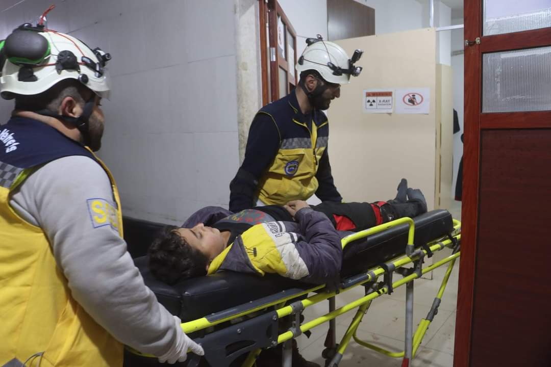 جريمة دامية ترتكبها قوات النظام بقتلها 3 أطفال وجرح 14 آخرين بقصفٍ مدفعي استهدف مدينة أريحا جنوبي #إدلب.
لقراءة المزيد:
whitehelmets.org/ar/report/tqar…
#الخوذ_البيضاء