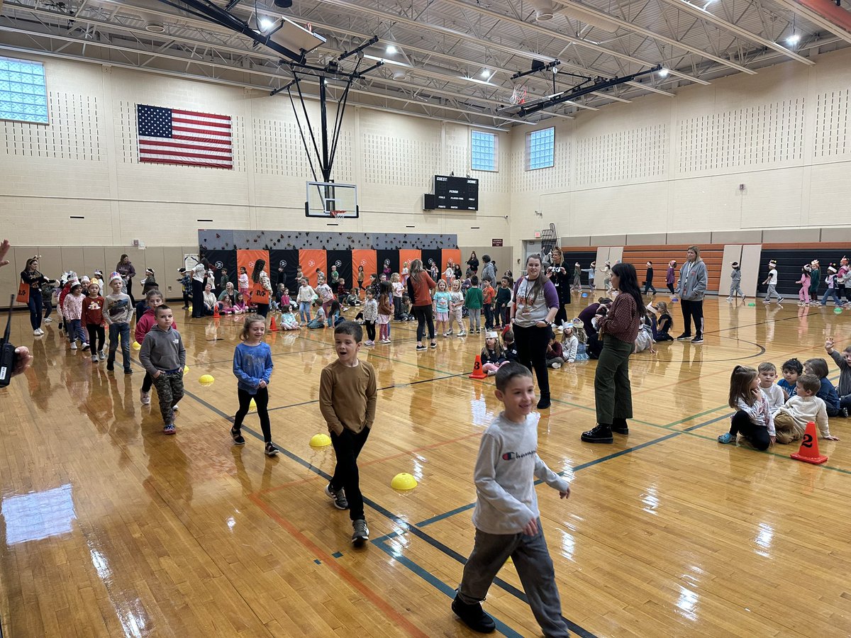 MsAmodeoAP's tweet image. Happy Thanksgiving from MES!! 🦃🧡🖤🤍 #turkeytrot24 @GoMESDukes