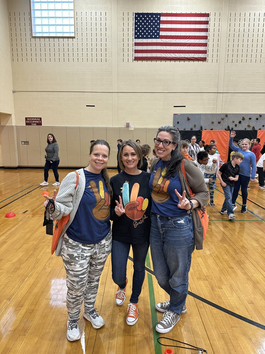 MsAmodeoAP's tweet image. Happy Thanksgiving from MES!! 🦃🧡🖤🤍 #turkeytrot24 @GoMESDukes