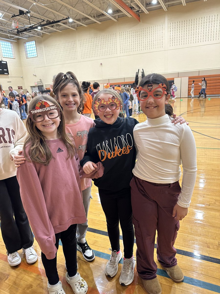 MsAmodeoAP's tweet image. Happy Thanksgiving from MES!! 🦃🧡🖤🤍 #turkeytrot24 @GoMESDukes