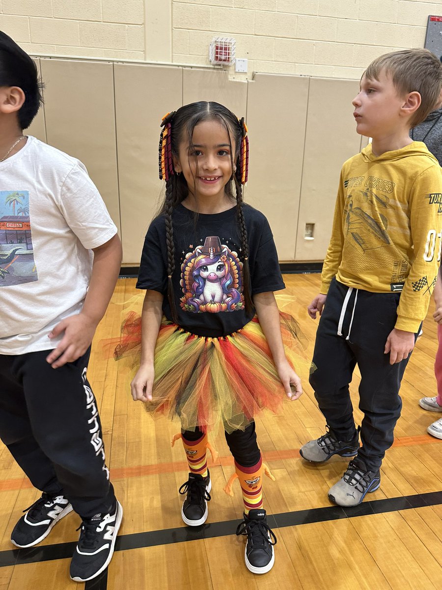 MsAmodeoAP's tweet image. Happy Thanksgiving from MES!! 🦃🧡🖤🤍 #turkeytrot24 @GoMESDukes