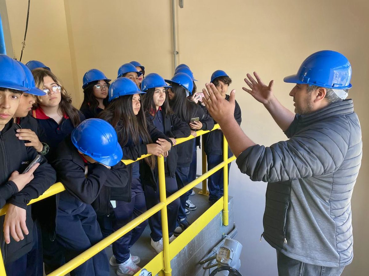 🌊 Hoy recibimos a la comunidad educativa de la Escuela España de Vallenar en una visita guiada al embalse Santa Juana. Los estudiantes aprendieron sobre el funcionamiento del embalse y el trabajo que realiza la JVRH en la administración y distribución del recurso hídrico. 💧