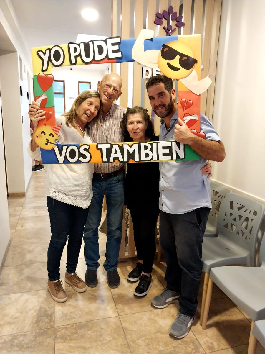enanitisima's tweet photo. no estoy llorando, se me metió este cartelito en el ojo. Vamos papi ♥️ https://t.co/Bizwzqq0cv