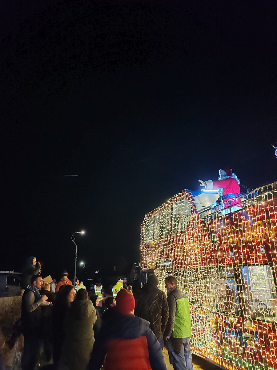 Ho ho ho! 🎅 Thank you East Saltdean for coming out and giving us a wave on the #SantaBus! Tomorrow evening, we’re in Saltdean. For route maps and to track the Santa Bus, visit: buses.co.uk/santa-bus-trac…