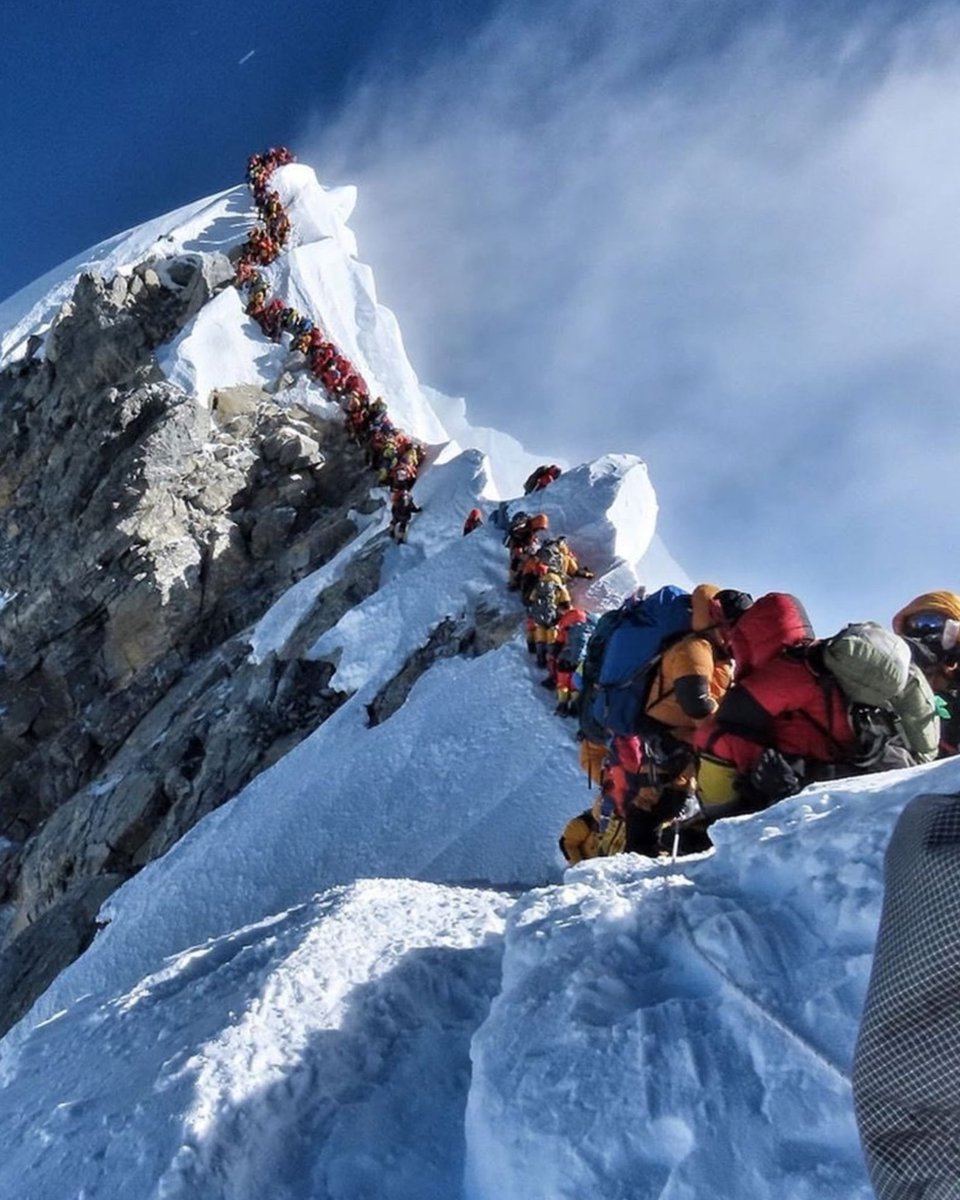 Escalando el pico más alto del mundo, el monte Everest.

Un hilo triste y impactante.

1. Tráfico intenso en la cima del monte Everest