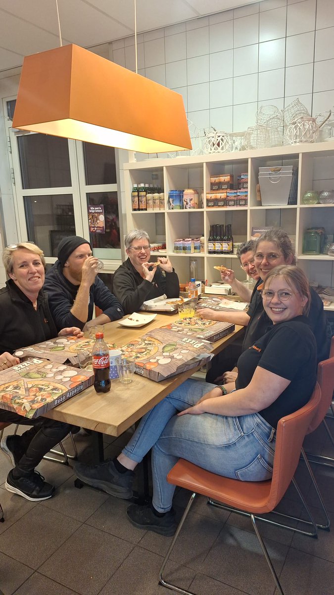 #Sinterklaas Blij met alle sint bestellingen.  En met al dat harde werken is het ook heel gezellig om met ons #topteam te eten.  #chocoladeletters #amandelleters #speculaas #relatiegeschenken