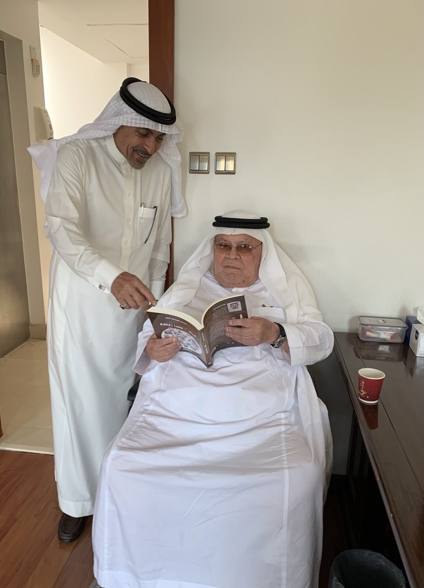 سعدت-اليوم- صحبة أخي محمد الأمين فال بزيارة أستاذنا الناشر والصحفي الكبير السيد محمد علي حافظ في مكتبه بحضور شقيقيه السيدين عبد الفتاح وسعود على حافظ والصديق عبد الهادي بافقير.
وتشرفت بإهدائه كتابي( هؤلاء.. كما رأيتهم) الذي تضمن الدعوة إلى تكريمه ودور آل حافظ في الصحافة السعودية.