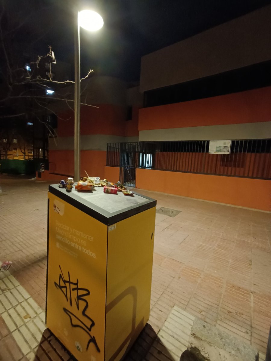 60 días (2 meses) y 25 avisos y la papelera sigue atascada . 25 avisos y 2 meses y nadie actúa. Las flamantes papeleras inteligentes spero que nadie mantiene. De traca 
En <a href="/JMDLatina/">Distrito de Latina</a> <a href="/GrupoPPMadrid/">Grupo Popular Madrid</a> <a href="/albertogonzdiaz/">Alberto González D.</a> <a href="/pp_latina/">PP Latina</a> 

2 meses con la única papelera de la zona inutilizada