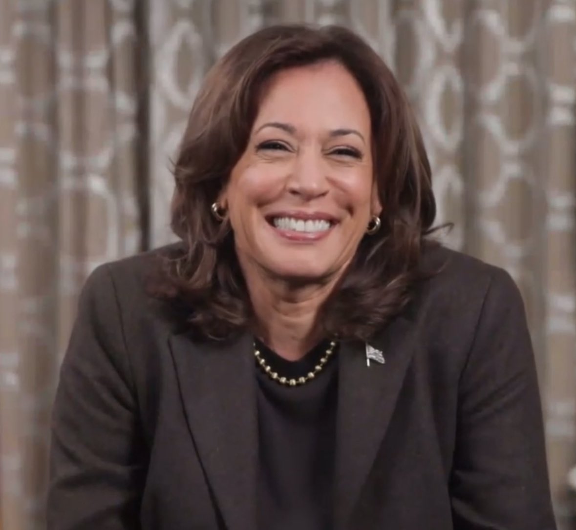 always_kamala's tweet photo. first appearance since the concession 🥹 https://t.co/5ZZvZu3UHs