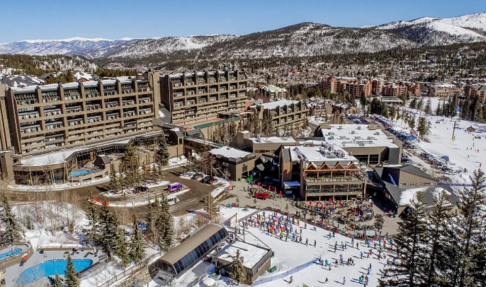 SnowSportVaca's tweet photo. Ski in ski out, dining, ski school, rentals, arcade and everything you need! This week save up to 25% with our Cyber Sale. Beaver Run Breckenridge is the place to be! Book online: https://t.co/eBouto8hBc Call or email us! 970.845.8747/ 866.981.7669 Sales@snowsportvacations.com https://t.co/h6rV4PM8rZ