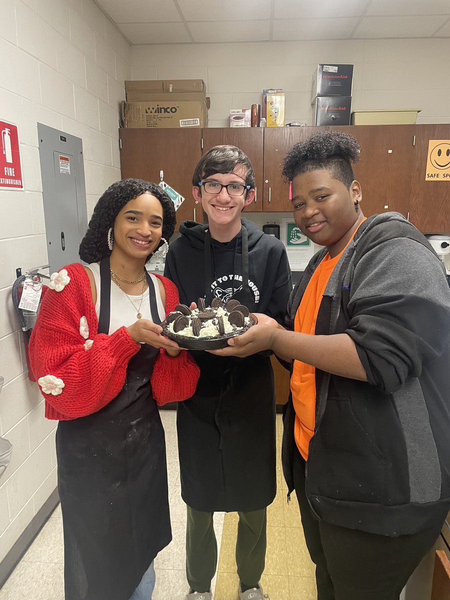 darlahartung's tweet photo. @Taunton_Schools Chef Melloโs baking & pastry arts students shared their Oreo pie creations with me today!!! They were so proud!!! Looks delicious ๐๐ป๐คค #THSCTE #THSCulinary https://t.co/FqJKXpJxfw