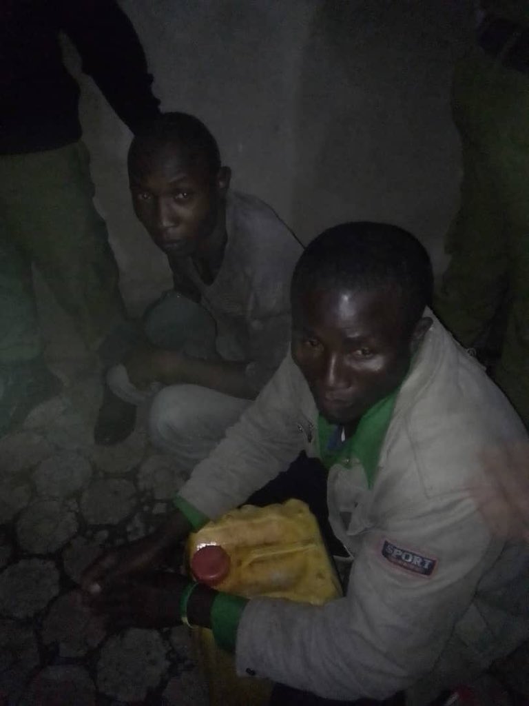 TanzaniaLeaks's tweet photo. BREAKING: Vijana wa CCM wamevamia nyumbani kwa Mbunge wa Nkasi, Aida Kenani wakiwa na kidumu cha petrol usiku huu. Vijana hao wenye sare za CCM baada ya kubananishwa wamesema wametumwa na mkuu wa Wilaya ya Nkasi. https://t.co/Ev9NSVVdZI