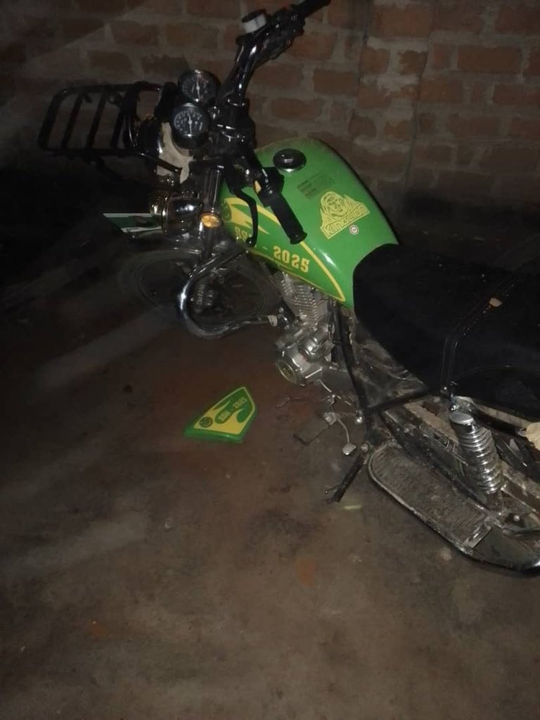 TanzaniaLeaks's tweet photo. BREAKING: Vijana wa CCM wamevamia nyumbani kwa Mbunge wa Nkasi, Aida Kenani wakiwa na kidumu cha petrol usiku huu. Vijana hao wenye sare za CCM baada ya kubananishwa wamesema wametumwa na mkuu wa Wilaya ya Nkasi. https://t.co/Ev9NSVVdZI