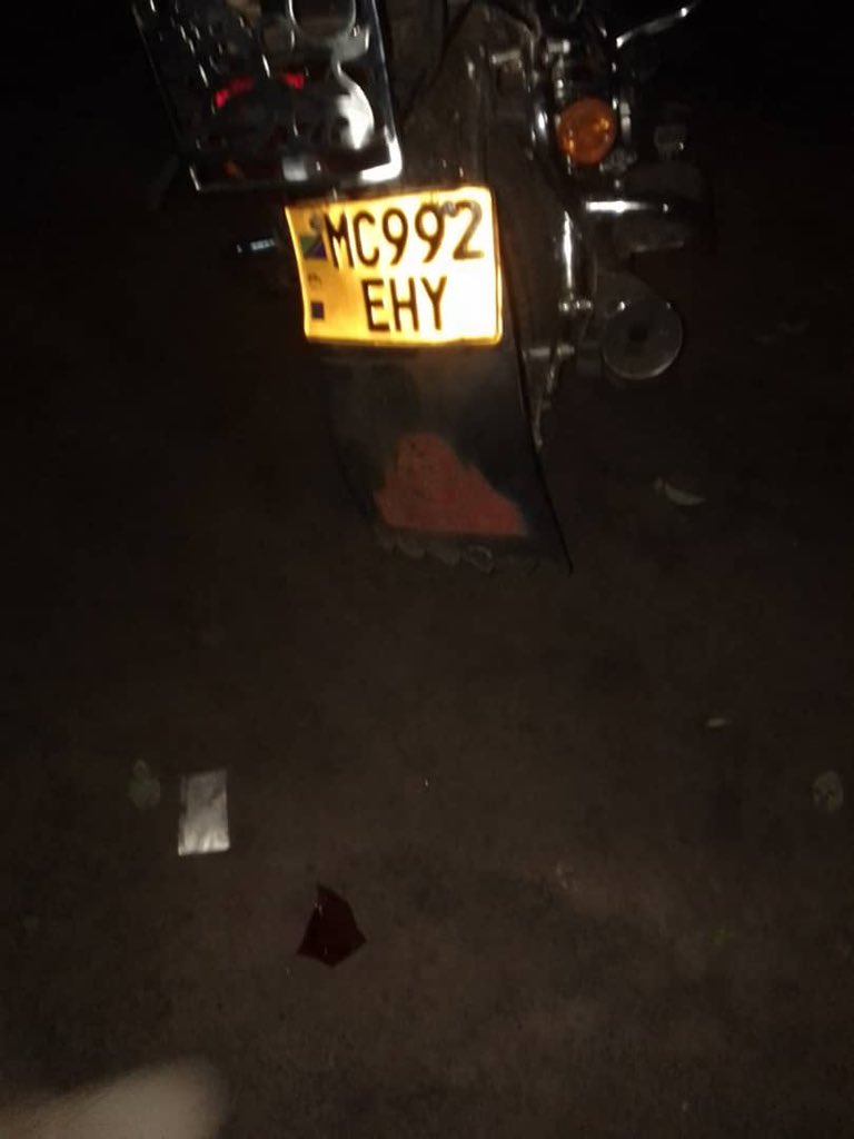 TanzaniaLeaks's tweet photo. BREAKING: Vijana wa CCM wamevamia nyumbani kwa Mbunge wa Nkasi, Aida Kenani wakiwa na kidumu cha petrol usiku huu. Vijana hao wenye sare za CCM baada ya kubananishwa wamesema wametumwa na mkuu wa Wilaya ya Nkasi. https://t.co/Ev9NSVVdZI