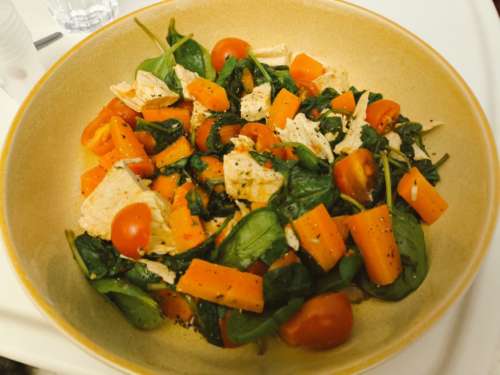 True friends don't question it when you ask them to bring chicken cooked with lots of garlic, blanched carrots &amp; a bag of spinach when they visit you in 🏥! 🙊

15 mins in electric lunch box with a few tomatoes &amp; a little spicy relish makes a very tasty, random dinner. 😋 🍽️ 😋