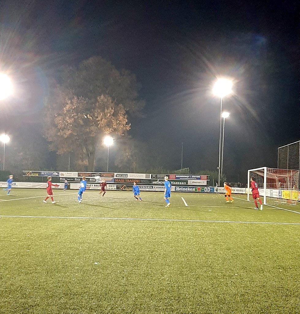 We mochten weer. <a href="/KNVB/">KNVB</a> O16 Future Traject Noord en Oost. Ditmaal bij het gastvrije <a href="/vvOene/">VV Oene</a>. 

#teammanager #materiaalman #regelneef

Meer weten over het Future Traject?
knvb.nl/assist-trainer…