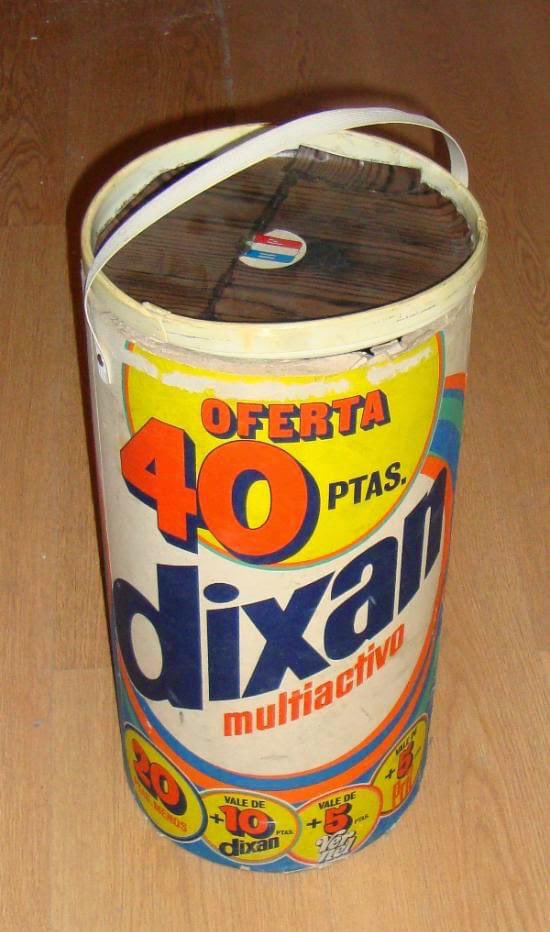 Aquí vivían indios de plástico y piezas del Exin Castillos. Y curvas del Scalextric. Y un Madelman buzo con la zodiac, y un trompo con púa carnicera. Y coches de carreras. Y un tirachinas de madera con gomas gordas. En este tambor de detergente cabía una infancia entera.