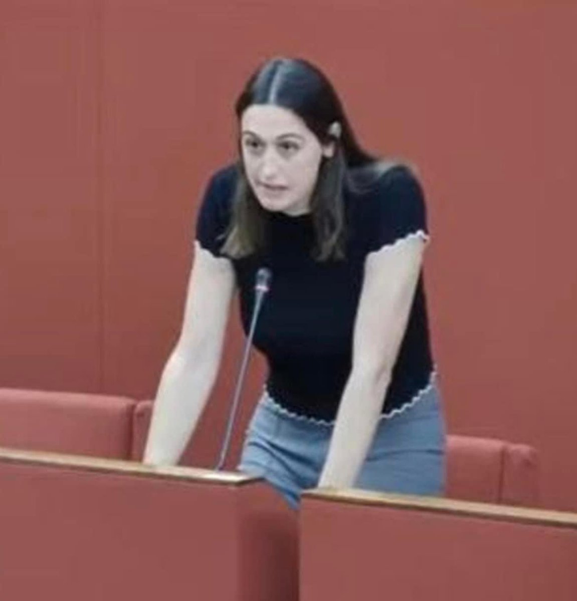 soumi_ds's tweet photo. Francesca Ghio, consigliera comunale dei Verdi a Genova, oggi pomeriggio si è alzata in piedi, ha preso la parola durante il dibattito sulla violenza di genere e ha raccontato per la prima volta pubblicamente la sua storia di vittima di violenza sessuale ripetuta, a 12 anni, da parte del “vostro bravo ragazzo della Genova bene”.

Non esiste risposta più forte, dura, coraggiosa a Meloni, Salvini, Valditara, ai negazionisti di genere, agli sciacalli, a tutti quelli che si rifiutano di chiamare le cose col proprio nome. 

Da leggere tutta d’un fiato.

“Avevo 12 anni, vivevo nel cuore della Genova Bene, avevo appena iniziato la seconda media. 
Avevo 12 anni quando sono stata violentata fisicamente e psicologicamente tra le mura di casa mia, ripetutamente, per mesi e mesi, da un uomo di cui mi fidavo, da un uomo che nessuno avrebbe pensato potesse essere un mostro, un dirigente genovese, il vostro bravo ragazzo. 

Lui mi diceva di stare zitta e che dovevo essere il nostro segreto, dovevo giurargli di non raccontare niente a nessuno mentre sottostavo alle sue torture, il dominio dell'uomo, del padre, la mia mente e il mio corpo sotto la sua autorità, l'emblema del patriarcato.

Ma altro io non potevo fare, perché nessuno mi ha mai detto che potevo parlarne, nessuno mi ha mai chiesto perché ero diventata introversa all'improvviso, eppure non sono mai stata una bambina silenziosa. 

(…) Per un pezzo di vita mi sono rassegnata fino a credere che me lo ero meritata, me la sono cercata, non so bene come, ma non avevo alternativa. Sono arrivata a colpevolizzarmi al punto di ferirmi fisicamente, mi sono coperta le cicatrici sulle braccia per anni, nessuno mi ha mai chiesto perché tenessi sempre le maniche lunghe, ma il dolore era l'unica emozione che mi faceva provare ancora qualcosa.

Non ho mai denunciato quell'uomo, non sapevo neanche che cosa fosse una denuncia a 12 anni. A scuola studiavamo Napoleone Bonaparte, nessuno parlava di emozioni, consenso, sessualità, sostegno alla fragilità. Nel mondo degli adulti non c'era un singolo volto in cui potevo trovare rifugio e protezione.

Quando ho provato a parlarne, anni dopo, mi sono sentita giudicata, iniziavo il discorso e notavo disgusto, ma poi dicevo sto scherzando, chiudevo velocemente il discorso. Ho iniziato a fumare a 13 anni, non mi piaceva fumare, ma mi consolava l'idea che qualcosa bruciasse dentro di me. Quel dolore andava soffocato in qualche modo, nessuno voleva ascoltarlo e io non avevo gli strumenti per capirlo.

Mi guardo indietro oggi e a distanza di decenni nulla è cambiato, gli uomini continuano a violentare nel silenzio complice di una società che non dà gli strumenti, che non vuole fermarsi a capire, che ritiene più facile e dignitoso nascondere il problema piuttosto che ammettere che questo cortocircuito è responsabilità del profondo vuoto che le istituzioni scelgono di non colmare.

(…) Il 25 novembre è passato, ci vediamo l'anno prossimo con la conta dei numeri che sull'elenco dei morti, dei cadaveri, chi nel silenzio muore dentro, vittima due volte dello stupratore e della società che guarda dall'altra parte.
L'unica differenza è che non staremo più zitte, della mia fi** farò una bandiera che brillerà nella notte.”

Grazie Francesca per il tuo coraggio e la tua forza.

Tosa