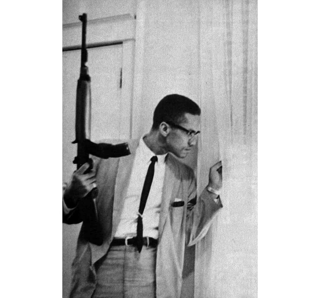 "Biz siyahiler devrim yapacaktık, 
içimizdeki zenciler engel oldu." 

Malcolm X