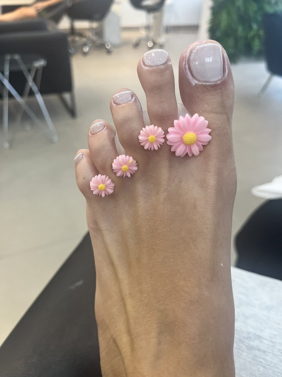 slimflatfeet's tweet photo. Hey hey
Now I have a gift list 😍 https://t.co/XrLlzYWOrm
#feetworship #feetpictures #sugarbabys https://t.co/7pemPUvpC3