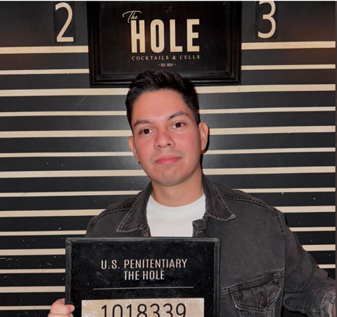 JorgeRolonLuna's tweet image. Mafia de las pagarés (13)
Aquí presentamos a Osvaldo Insfrán, ujier del JP de La Catedral y (no, no es chiste) yerno de la jueza de delitos económicos Elsa García. Ama viajar: Punta Cana, Cancún, Buenos Aires. Y tiene buenas conexiones políticas, como se ve en la foto.