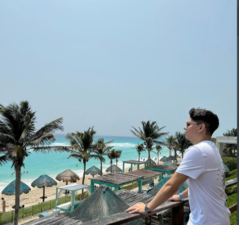 JorgeRolonLuna's tweet image. Mafia de las pagarés (13)
Aquí presentamos a Osvaldo Insfrán, ujier del JP de La Catedral y (no, no es chiste) yerno de la jueza de delitos económicos Elsa García. Ama viajar: Punta Cana, Cancún, Buenos Aires. Y tiene buenas conexiones políticas, como se ve en la foto.