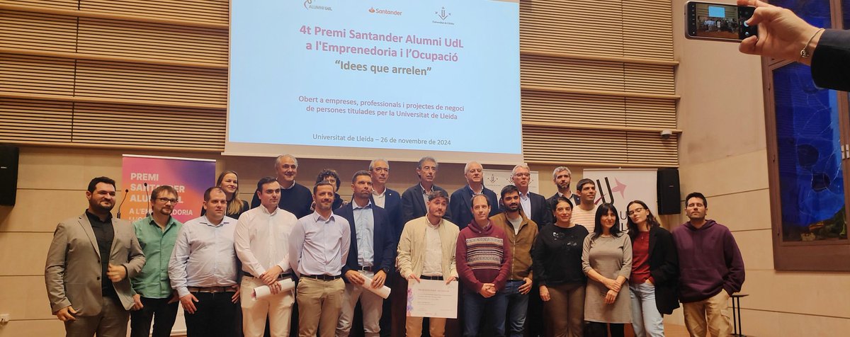 AlumniUdL's tweet photo. 👍👍 7 projectes finalistes d #empreses #professionals i #equips de titulats i titulades de 5 centres @UdL_info
4️⃣t #Premi Santander Alumni UdL a l'#Emprenedoria i l'#Ocupació (2024)
Gràcies als i les cracks #UdL i el patrocini de @bancosantander i el suport de @CSocial_UdL https://t.co/8KnlxxNg3x