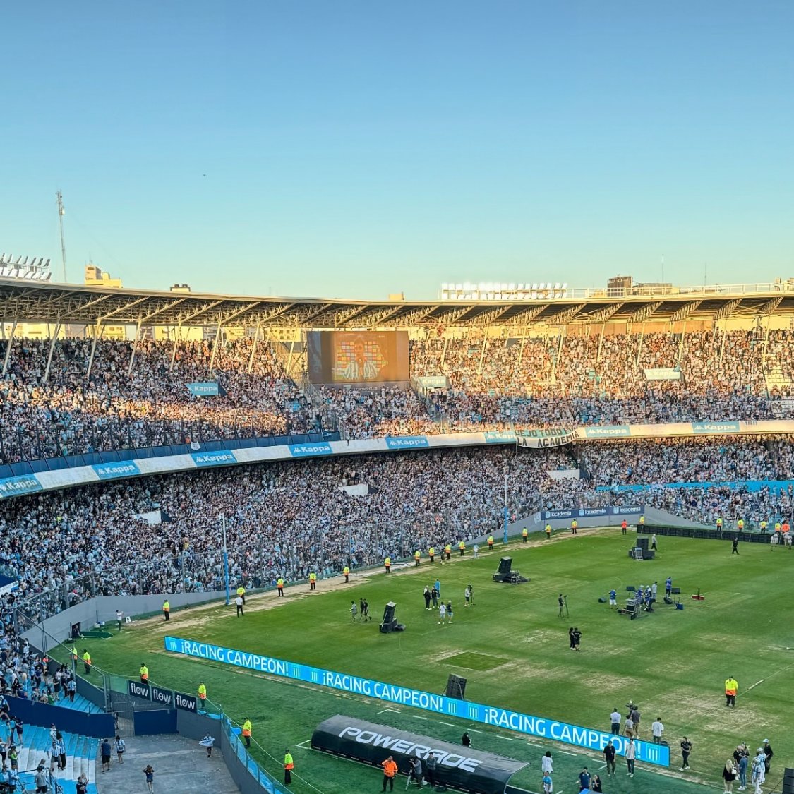 LaPizzuti_'s tweet photo. Estadio General Pablo Rojas ✅
El Cilindro de Avellaneda ✅
El Obelisco dos días distintos ✅

De Racing distinto a los demás 💙🤍 https://t.co/vbV5JFdY65