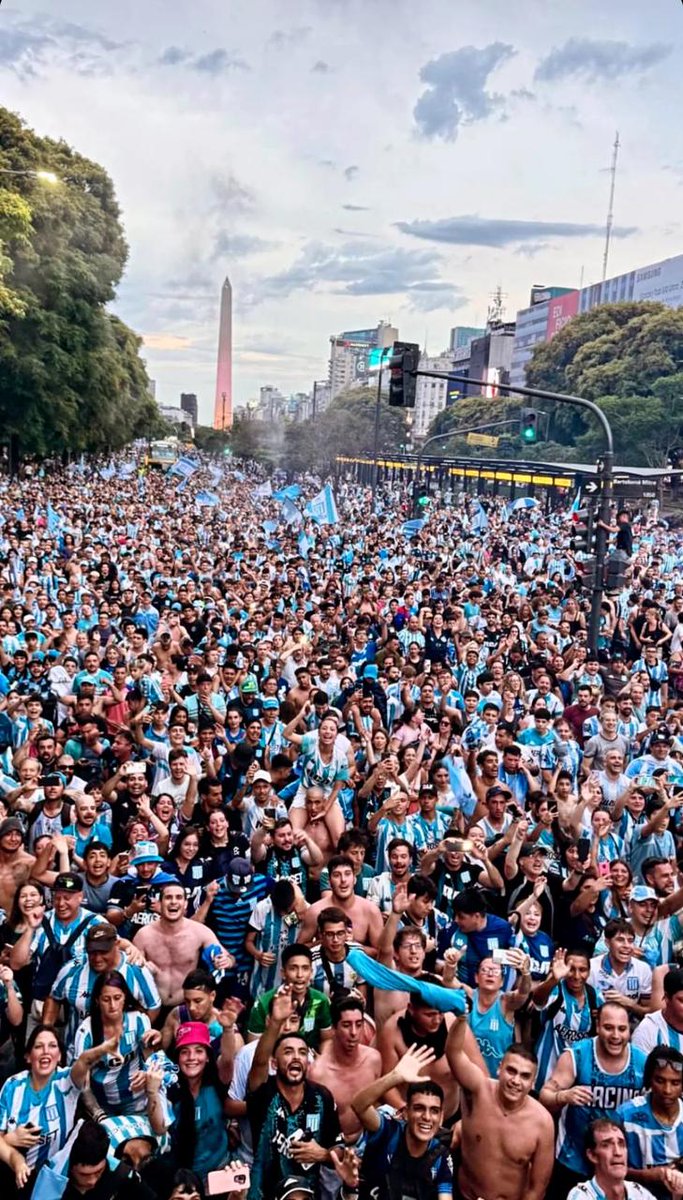 LaPizzuti_'s tweet photo. Estadio General Pablo Rojas ✅
El Cilindro de Avellaneda ✅
El Obelisco dos días distintos ✅

De Racing distinto a los demás 💙🤍 https://t.co/vbV5JFdY65