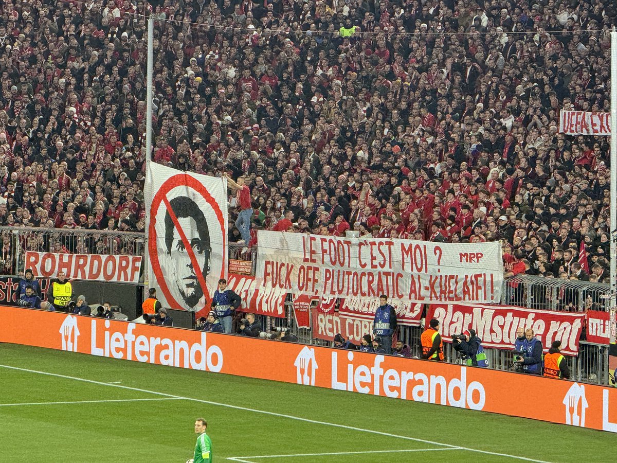ActuFoot_'s tweet photo. Les banderoles anti Nasser al-Khelaïfi déployées par les supporters du Bayern Munich 🇩🇪 :

« Ministre, propriétaire d'un club, détenteur des droits TV, ex-membre du ComEx de l'UEFA et au conseil d'administration de l'ECA en même temps ? 

Le foot c'est moi ? 𝗩𝗮 𝘁𝗲 𝗳𝗮𝗶𝗿𝗲 𝗳𝗼𝘂𝘁𝗿*, 𝗡𝗮𝘀𝘀𝗲𝗿 𝗹𝗲 𝗽𝗹𝗼𝘂𝘁𝗼𝗰𝗿𝗮𝘁𝗲 ! » 😤

📸 @StefanKumberger