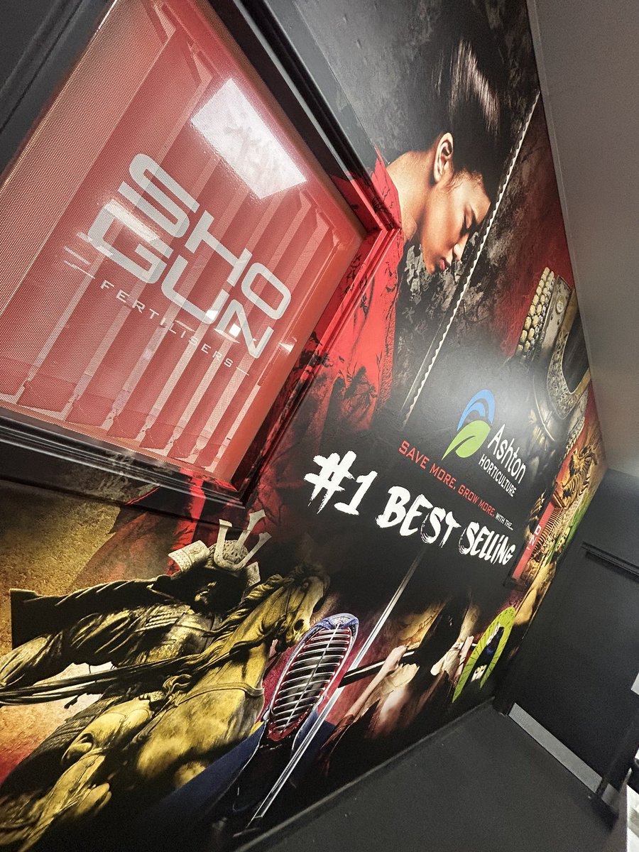 Sometimes you get jobs that are just great fun to work on. 5m wide one piece wallpaper, one way vinyl windows and vinyl wrapped window frames. Great design from Para Creative as always.