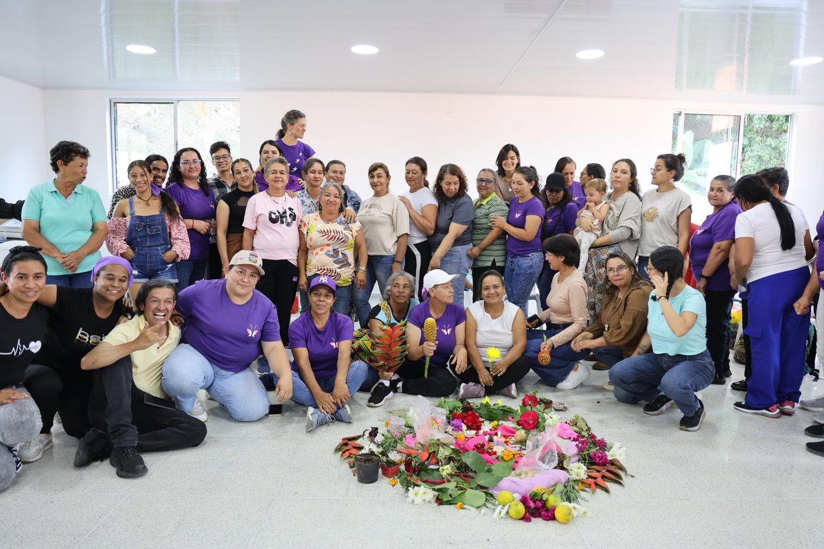MdM_Colombia's tweet photo. 🔄 De la violencia económica a la independencia financiera.
Mujeres rurales están cambiando su historia. Las economías circulares no solo generan ingresos, sino que también refuerzan el liderazgo de mujeres que hoy enfrentan y erradican la violencia económica y de género.
3/3 https://t.co/8ejB5qhQcS