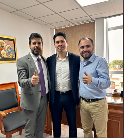 JorgeRolonLuna's tweet image. Mafia de las pagarés (13)
Aquí presentamos a Osvaldo Insfrán, ujier del JP de La Catedral y (no, no es chiste) yerno de la jueza de delitos económicos Elsa García. Ama viajar: Punta Cana, Cancún, Buenos Aires. Y tiene buenas conexiones políticas, como se ve en la foto.