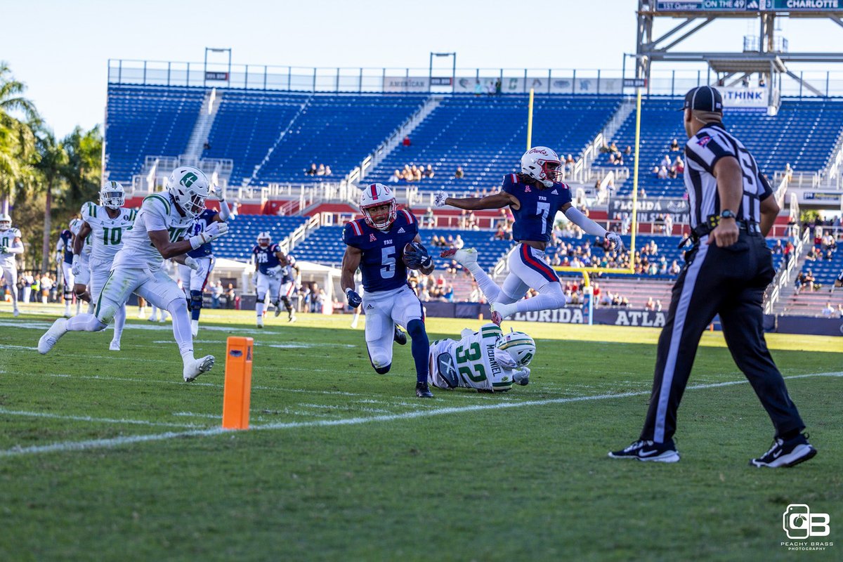 Florida Atlantic University vs Charlotte football game #football #gameday #faufootball #peachybrassstudios #photographer #sportsphotographer #sportsphotography