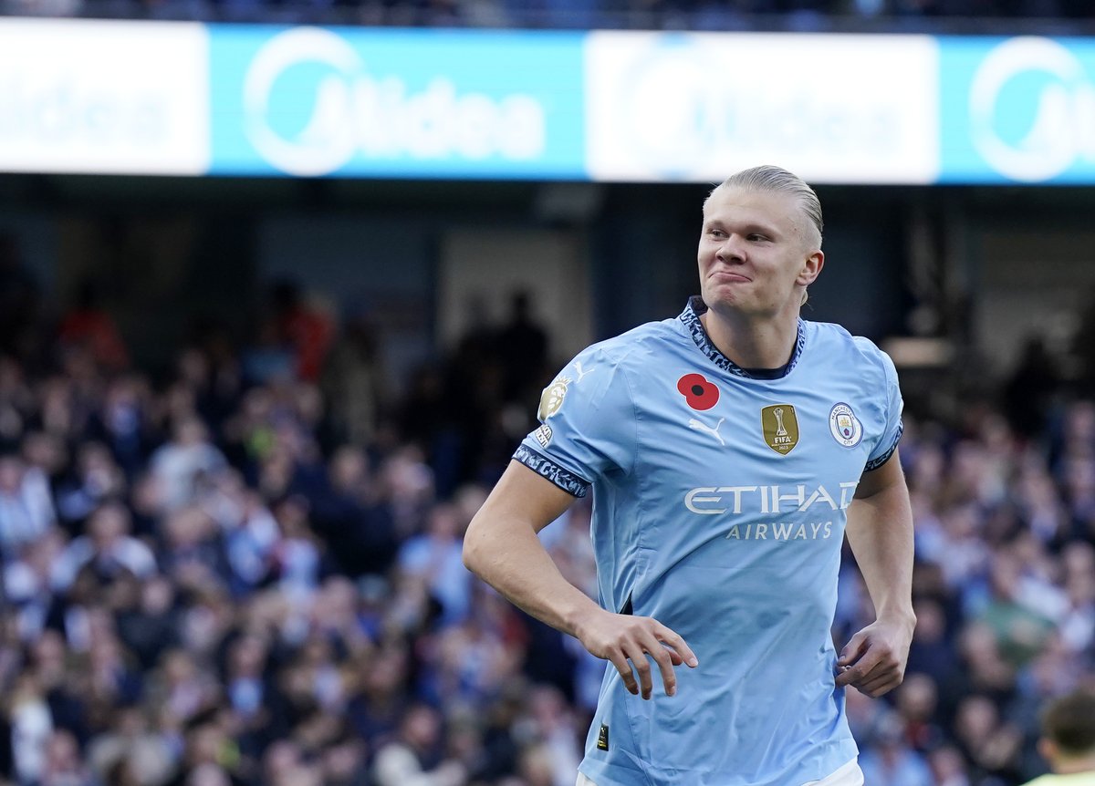 🚨 Erling Haaland 🇳🇴 𝗗𝗢𝗨𝗕𝗟𝗘 𝗕𝗨𝗧𝗘𝗨𝗥 avec Manchester City ! 🔥🤖
 
Cette saison, ses stats c’est :

🏟 18 matches TCC
⚽️ 17 buts
