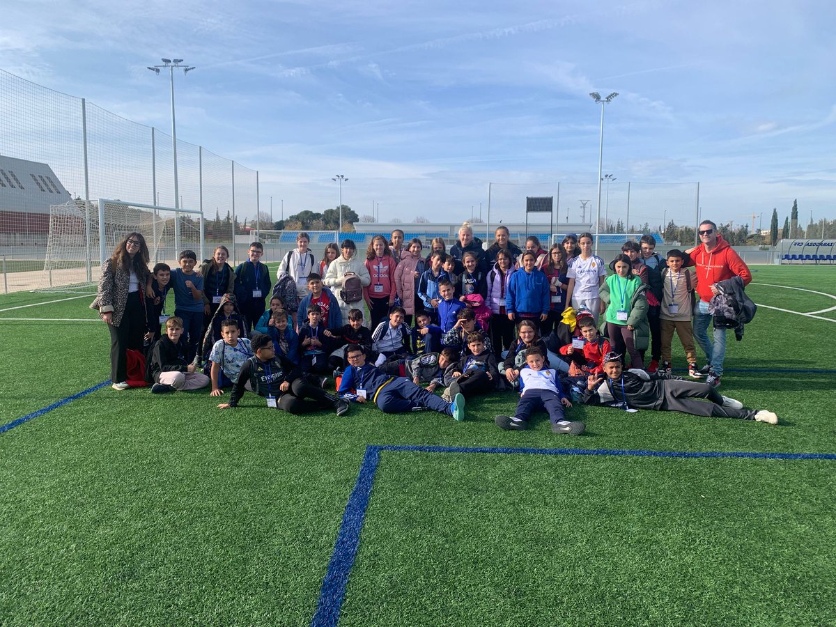 ZaragozaCFF's tweet photo. Hoy hemos compartido una entretenida jornada de fútbol y convivencia con los alumn@s del CRA L’ Albada de La Almolda y Bujaraloz y con los estudiantes del CRA del Ebro de Gelsa, Velilla y La Zaida. Han estado con @salvamacias59, Lana y Elin

@GobAragon @IA_Mujer @crieventa https://t.co/kZuT7ChR87