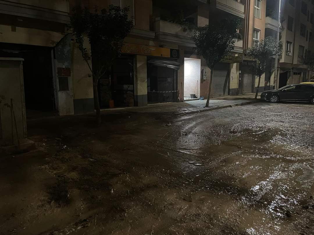 FUTER_ET's tweet photo. El duro y sacrificado trabajo realizado por el personal y las máquinas del #REI11 del #MING da sus frutos. Fotografías del antes y después en las calles de #Catarroja (#Valencia).
@EjercitoTierra
#SomostuEjército https://t.co/GIxOwl294Q