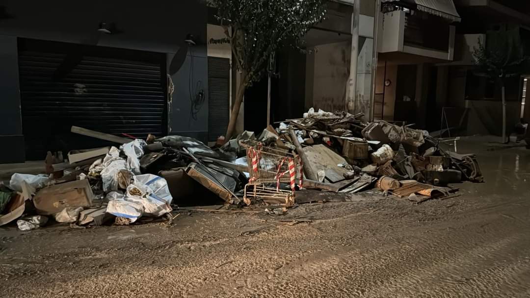 FUTER_ET's tweet photo. El duro y sacrificado trabajo realizado por el personal y las máquinas del #REI11 del #MING da sus frutos. Fotografías del antes y después en las calles de #Catarroja (#Valencia).
@EjercitoTierra
#SomostuEjército https://t.co/GIxOwl294Q