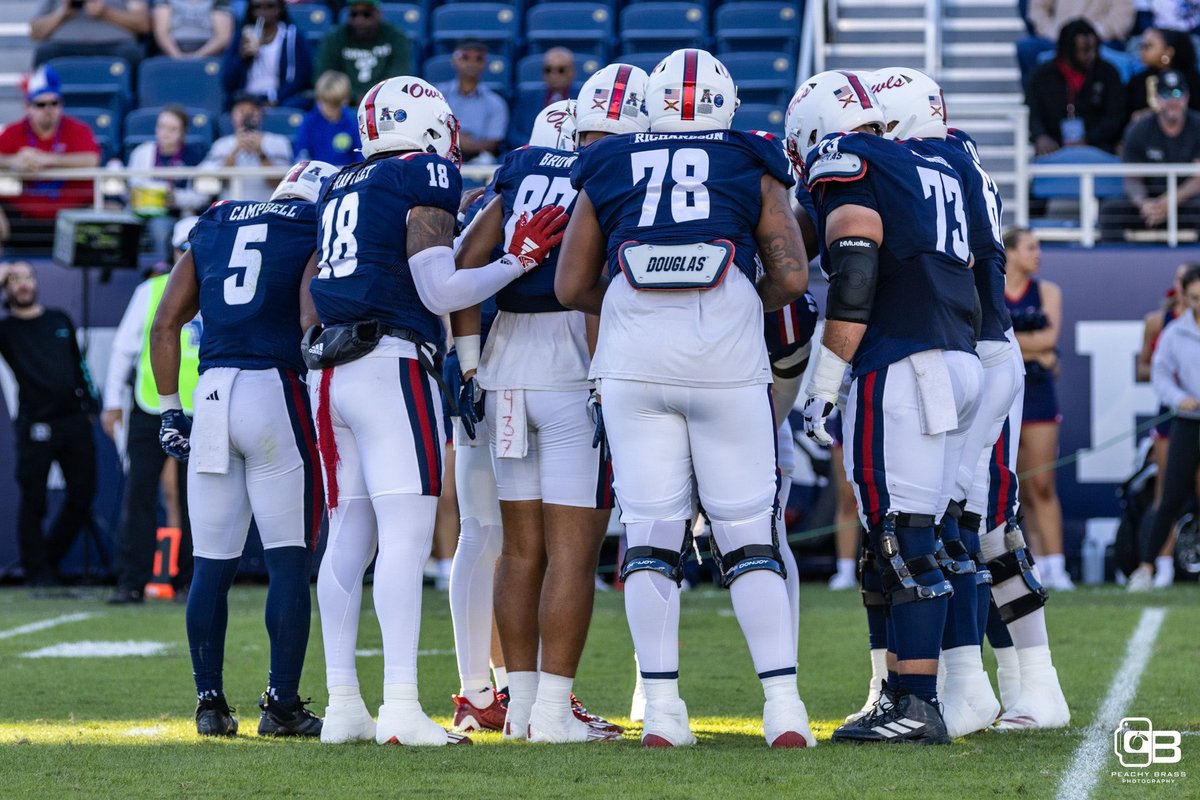 Florida Atlantic University vs Charlotte football game #football #gameday #faufootball #peachybrassstudios #photographer #sportsphotographer #sportsphotography